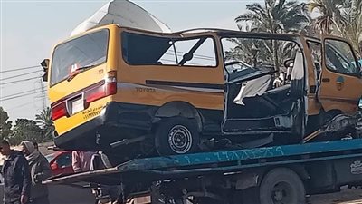 مصرع وإصابة ١٢ شخصًا في تصادم  سيارتين على 