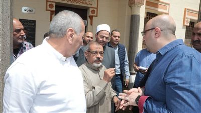 محافظ بني سويف يلتقى عدداً من المواطنين عقب صلاة الجمعة