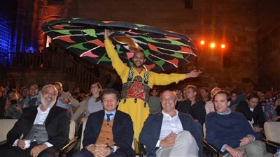 المستشار الإعلامي والقنصل الإسباني يشهدان عرض التنورة بقبة الغوري 