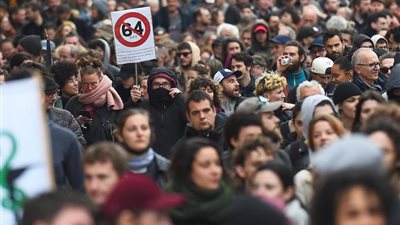 المئات يتظاهرون في باريس احتجاجا على قانون إصلاح نظام التقاعد الذي اعتمده ماكرون