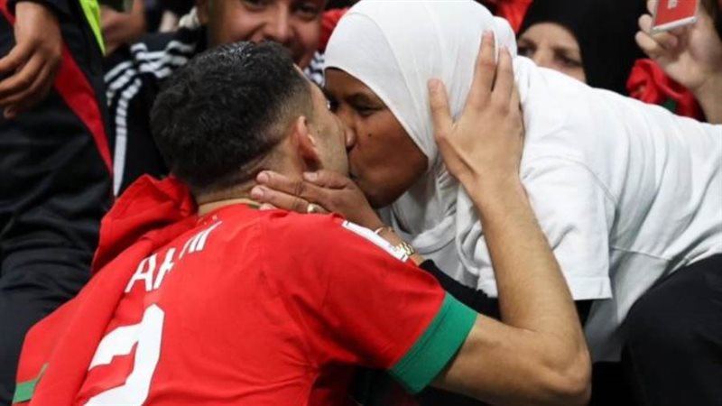 حكيمي ووالدته