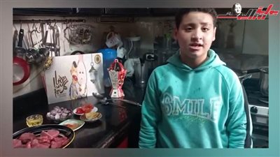 يوسف أحمد البنا بطل الكيك بوكسينج يقدم طريقة عمل لحمة بالبصل