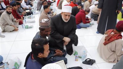 وكيل الأزهر يتفقد تجهيزات الإفطار الجماعي بالجامع الأزهر ويتناول الإفطار مع الوافدين