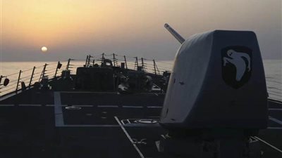 عاجل| سفينة حربية أمريكية تبحر عبر مضيق تايوان.. الصين تهدد