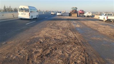 سيولة مرورية عقب إزالة آثار انقلاب سيارة محملة بالسمن بشبرا بنها الحر