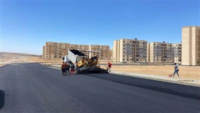 الإسكان : دفع العمل بالمشروعات الخدمية والطرق بمدينة العبور الجديدة