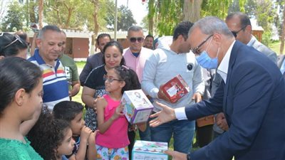 توزيع هدايا على المحتفلين بشم النسيم في حدائق القناطر الخيرية