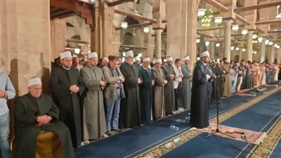  أسامة الحديدي يؤم المصلين في ركعات الشفع والوتر من الجامع الأزهر