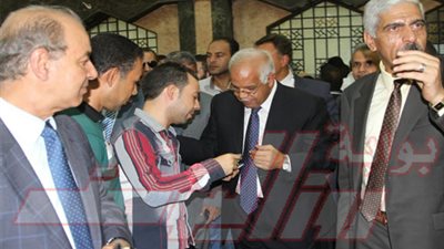 بالصور.. وزير النقل يطمئن على توافر تذاكر قطارات العيد