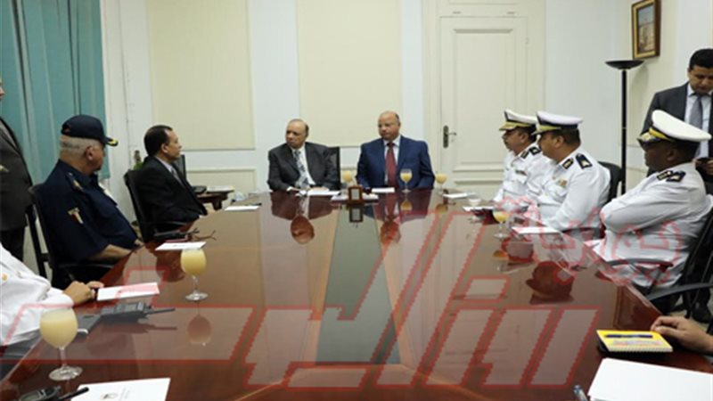 محافظ القاهرة يبحث