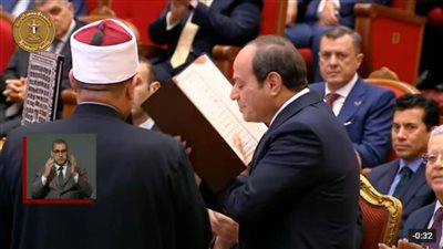 وزير الأوقاف يُهدي الرئيس السيسي هدية تذكارية خلال احتفالية 