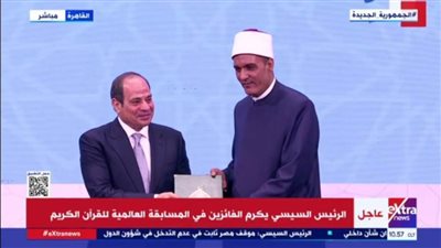 محافظ كفر الشيخ يهنئ المحفظ المثالي عقب تكريمه من الرئيس السيسي