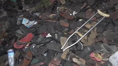 عاجل.. مشاهد أحذية ضحايا حادث التدافع اليمني.. وعواء البطون الجائعة 