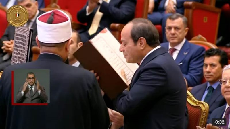 وزير الأوقاف يهدي