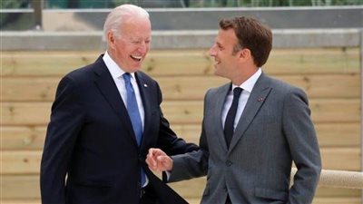 ماكرون وبايدن يبحثان هاتفيا آخر التطورات في أوكرانيا