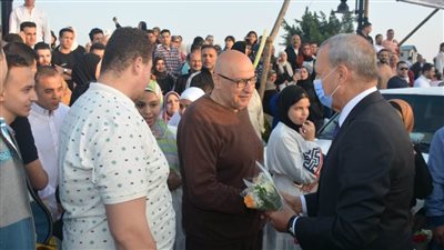 محافظ القليوبية يوزع الورد والهدايا على المواطنين بكورنيش بنها