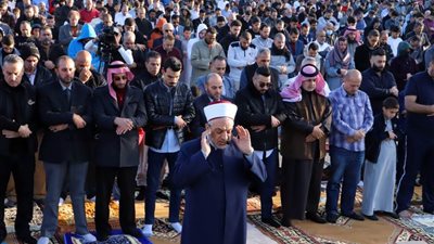 وكالة بترا: الأردنيون يؤدون صلاة عيد الفطر المبارك