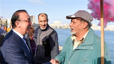 محافظ الإسكندرية يتفقد الكورنيش والمتنزهات ويقدم التهنئة للمواطنين
