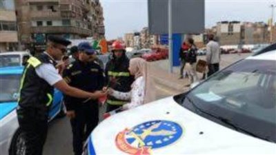 بمناسبة عيد الفطر المبارك.. رجال الشرطة يشاركون المواطنين الاحتفال بالعيد ويقومون بتوزيع الهدايا عليهم