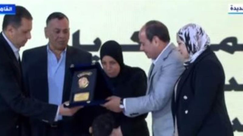 الرئيس السيسي يكرم