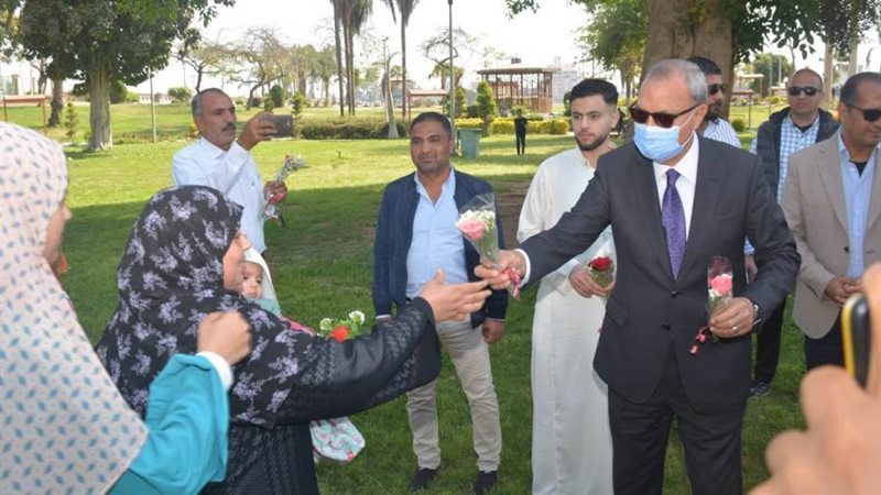 تقديم هدايا للمواطنين