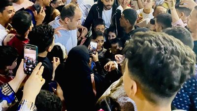 أهالي ملوي بالمنيا يستقبلون عصام السقا بهتاف: بنحبك يا نعيم