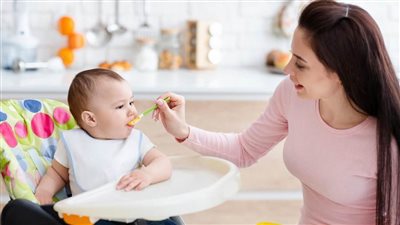 أخطاء شائعة يجب على الأمهات تجنبها عند تغذية الطفل الرضيع