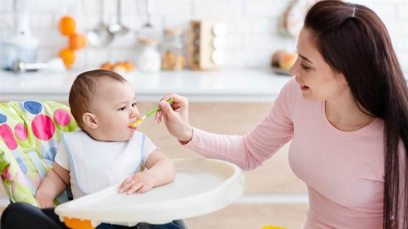 أم تطعم طفلها