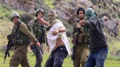  مُستوطنون إسرائيليون يعتدون على فلسطينيين من 