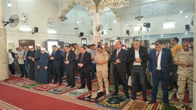 محافظ شمال سيناء ونائبه يؤديان صلاة الجمعة في مسجد النصر بالعريش