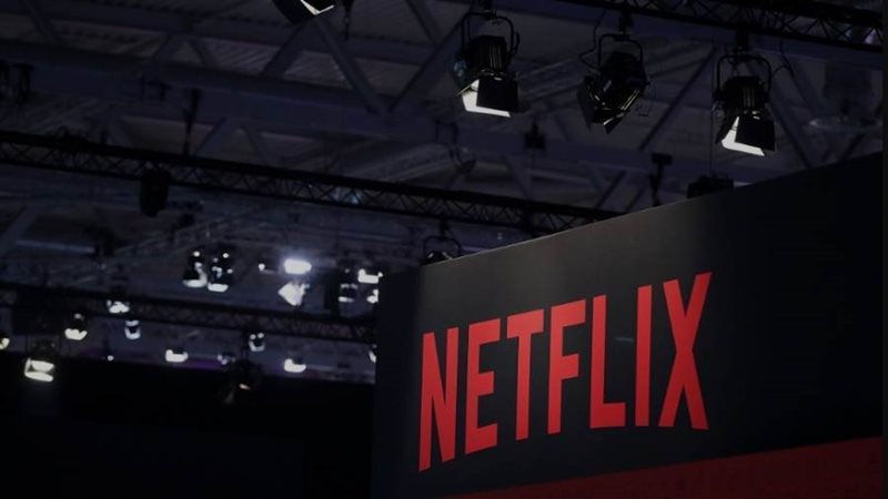 شعار نتفلكس على جناح