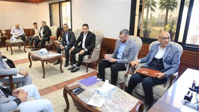 نائب محافظ سوهاج يلتقي عددًا من شباب المحافظة