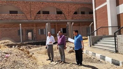 رئيس مركز العدوة بالمنيا يتابع تنفيذ مشروعات حياة كريمة بقرية صفانية