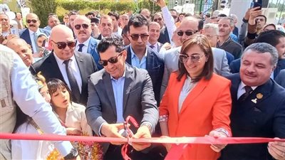 وزير الشباب يفتتح حمام السباحة والملعب القانوني بالمعدية بتكلفة11 مليون جنيه