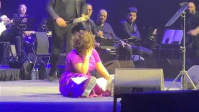 شيرين تعلق على سقوطها على مسرح حفل دبي