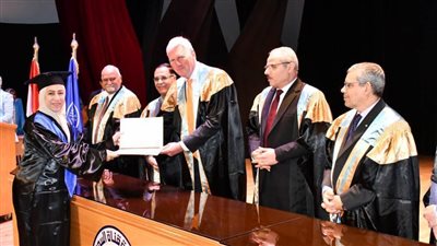 رئيس جامعة القناة وسفير هولندا يشهدان تخريج الدفعة الـ18 لبرنامج تعليم المهن الصحية