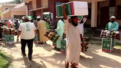 مركز الملك سلمان يوزع حقائب إيوائية وسلالًا غذائية في مدن بنجلادش