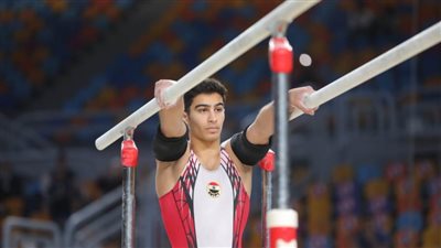 محمد عفيفي يتوج بفضية جهاز المتوازي في كأس العالم للجمباز بالقاهرة