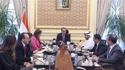 رئيس الوزراء يلتقي رئيس مجلس إدارة شركة أبوظبي القابضة لبحث عدد من الفرص الاستثمارية