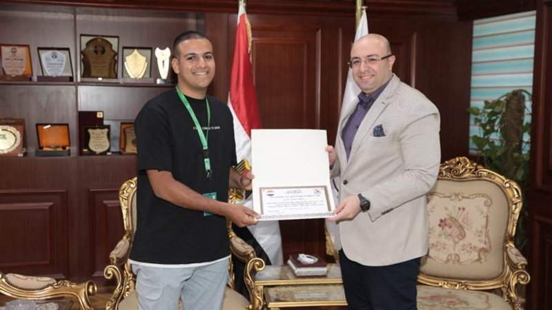 محافظ بنى سويف يكرم