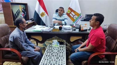 رئيس الوحدة المحلية بالخارجة في لقاءات يومية مع المواطنين لحل مشاكلهم