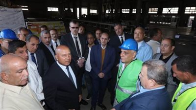 وزير النقل ووفد خبراء فويست البين النمساوية في جولة تفقدية بورش العباسية للسكك الحديد