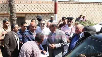 محافظ كفر الشيخ يوقف موكبه بفوة استجابة لمواطن من ذوي الهمم 