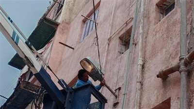 رئيس حي غرب تشدد على رفع كفاءة الإضاءة العامة والصيانة بنطاق الحي 