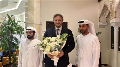 استقبال بالورود في كبار الزوار لبعثة بيراميدز في أبوظبي 