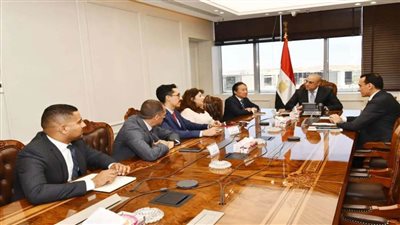 وزير الإسكان يلتقي مسؤولي 