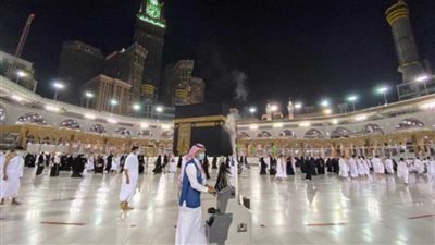 20 جهازًا للتعقيم تجوب أروقة المسجد الحرام يوميًا
