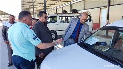 سكرتير عام الوادي الجديد ورئيس مركز الخارجة يتابعان التزام السائقين بالتعريفة الجديدة