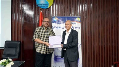 احتفالاً بعيد العمال.. مياه الشرب بسوهاج تكرم المتميزين