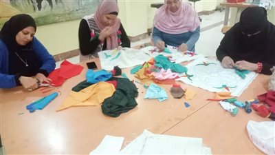 فنيات حرفة الخيامية في ورشة تعليمية بفرع ثقافة السويس 